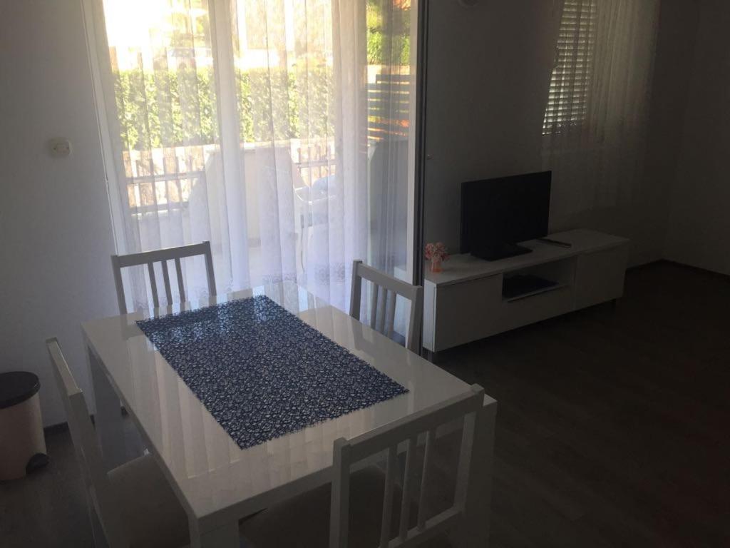 Apartmani Ana Malinska Bagian luar foto