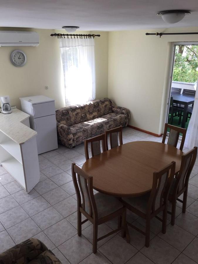 Apartmani Ana Malinska Bagian luar foto